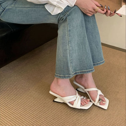 French Resort Style Retro Woven Square Toe Slippers for Women's Summer Outer Wear, Elegant Straw Flip-Flops, Comfortable Sandals