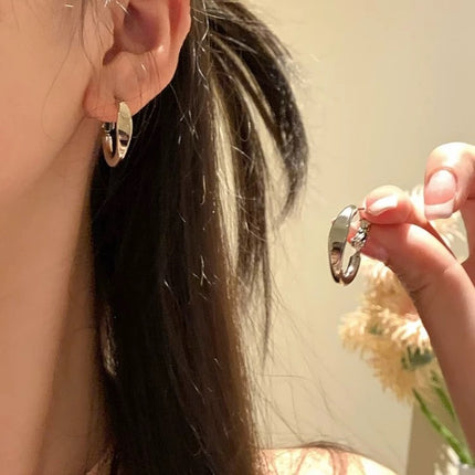 Geometric oval plain ring autumn and winter ear buckle women's fashion temperament high-end earrings cold wind commuting all-match ear jewelry