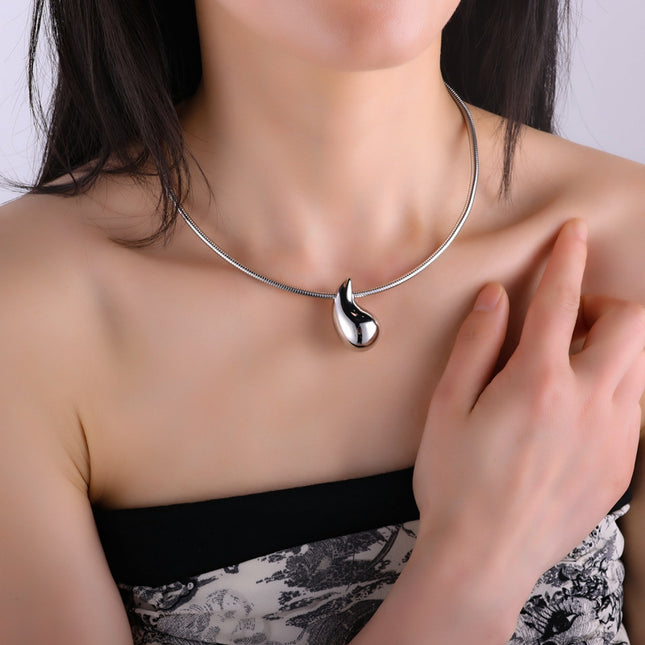 TikTok Explosive Magnetic Necklace Advanced Cold Metal Drop Pendant Collar Niche Design Fashion All-match