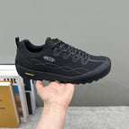 Black / 43 [standard sneaker size]