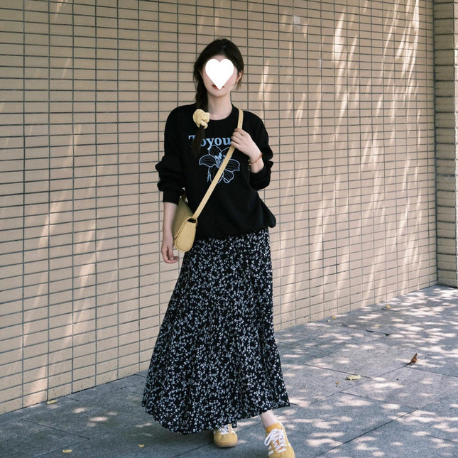 Early autumn wear with a set of American printed letters sweater floral skirt salt light two-piece suit