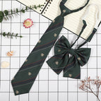 Dark green badge (tie collar flower)
