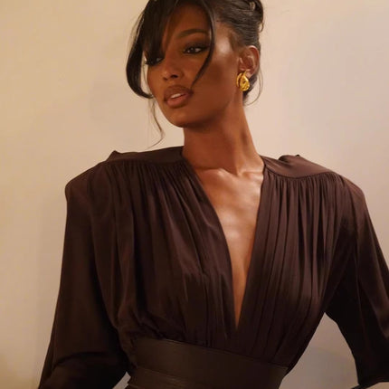 In Stock | European and American Foreign Trade Spring and Autumn New Design Waist-Cinching Pleated French-Style Dress in Coffee Color with V-Neck and Long Sleeves.