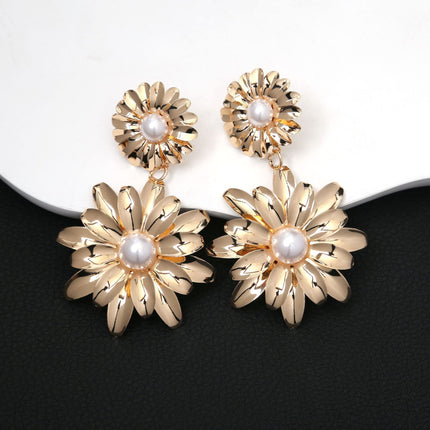 European and American light luxury high-end metal style simple personality earrings women's retro flower pearl hollow love earrings