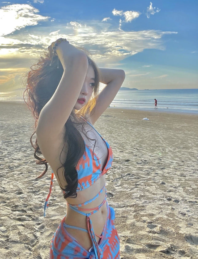 2025 New Swimsuit Slimming Split Sexy Halter Strap Two-Piece Beach Hot Girl Hot Spring Ins Style