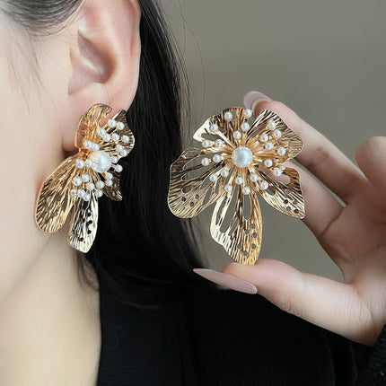 European and American light luxury high-end metal style simple personality earrings women's retro flower pearl hollow love earrings