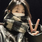 Circle yarn large plaid black and white