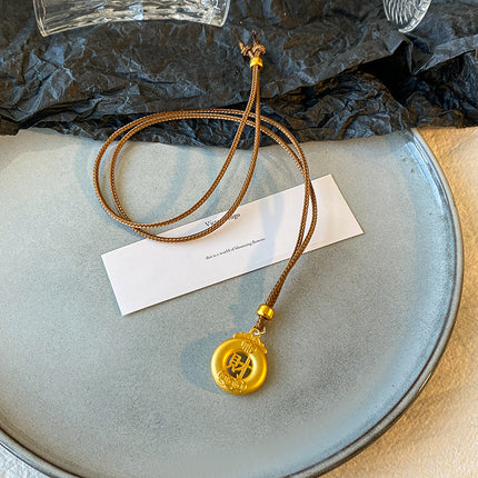 Gold-Plated Necklace for Women, Vintage Fashion Versatile Pendant with a High-End Design Sweater Chain Clothing Accessory