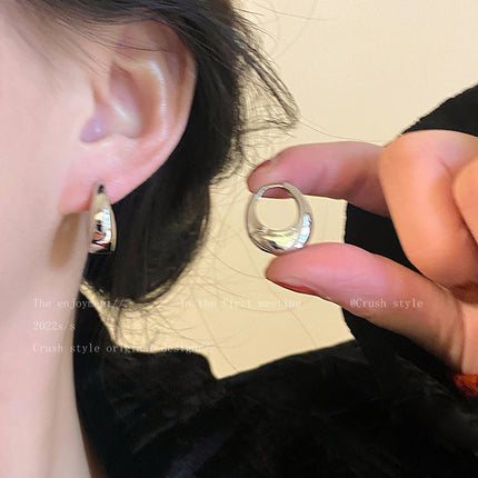 Geometric oval plain ring autumn and winter ear buckle women's fashion temperament high-end earrings cold wind commuting all-match ear jewelry