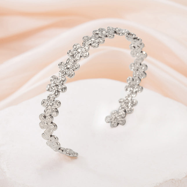 Cross-Border Retro Oil-Pressed Stainless Steel Hollow Heart Flower Bracelet Electroplated High-End Light Luxury Women's Bracelet Wholesale