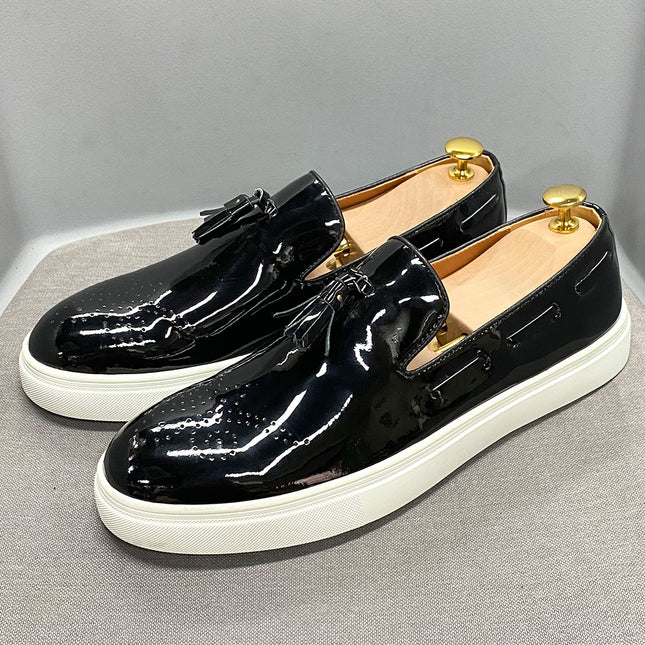 Men's shoes patent leather brogue carved fashion Joker casual shoes flat board shoes bright cross-border e-commerce a generation of hair
