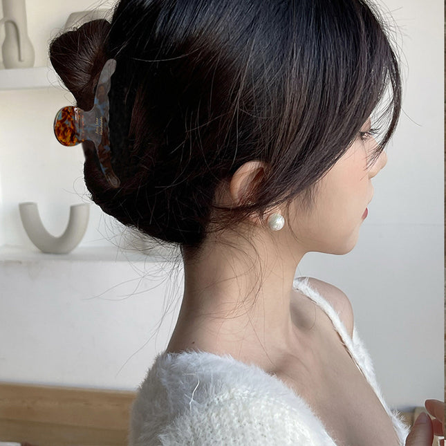 The upgraded version has a small amount of tight hair. chao is easy to use. Advanced acetic acid grip clip. Foreign style shark clip for head