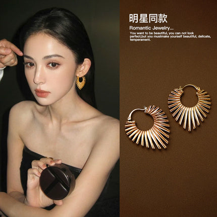 Unique Exaggerated 2025 New Earrings with Gold Lines and Heart Design for Women, Light Luxury High-End Stud Earrings