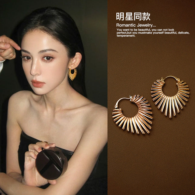 Unique Exaggerated 2025 New Earrings with Gold Lines and Heart Design for Women, Light Luxury High-End Stud Earrings