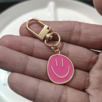 Cross-border e-commerce alloy color dripping smiley face keychain electroplated gold irregular expression bag pendant accessories