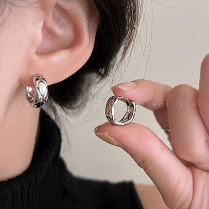 Geometric oval plain ring autumn and winter ear buckle women's fashion temperament high-end earrings cold wind commuting all-match ear jewelry