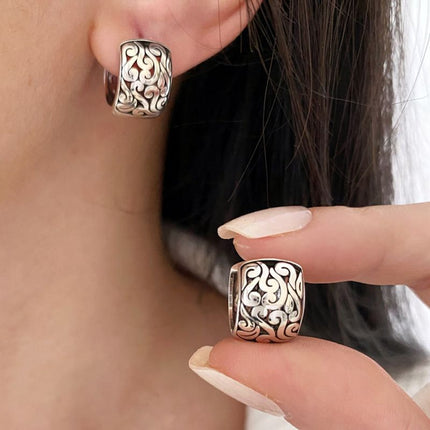 Niche Design Aesthetic Minimalist Metal Stud Earrings for Women 2026 New Popular Style Personality Earrings Internet Celebrity Ear Accessories