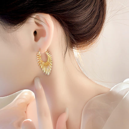 Unique Exaggerated 2025 New Earrings with Gold Lines and Heart Design for Women, Light Luxury High-End Stud Earrings