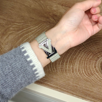 Suitable for Apple Watch 678910 Generation V-Shaped Magnetic Buckle Strap iWatch S11 Lizard Pattern Plaid Leather Wristband