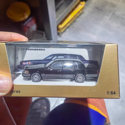 MK 1:64 Scale 1992 Town Car Alloy Car Model Adult Classic Collection Souvenir Display Gift