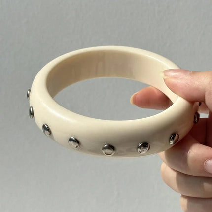 HUANZHI Black and White Irregular Resin Bracelet with Bold, Trendy Design Unique Punk-Style Silver Rivet Clasp Women's Jewelry