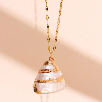 Retro Gold-Tone Shell Pendant Necklace Unique Layered DIY Fashion Jewelry for Women Perfect for Beach Vacations Gift Idea