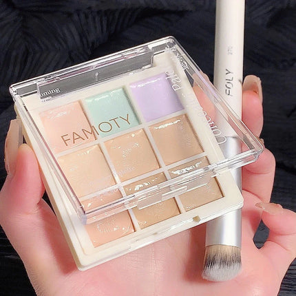 The 9-color concealer for freckles, acne marks, dark circles, and tear troughs brightens the skin tone. The 9-color concealer la