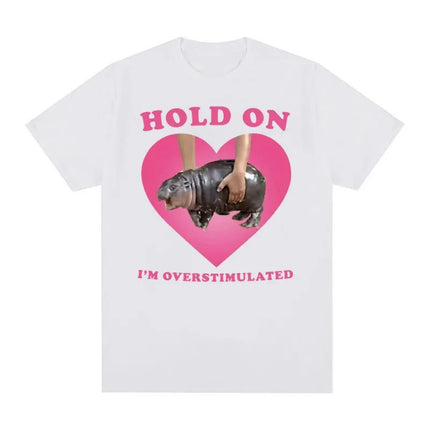 Moo Deng Hold on I'm Overstimulated Pink Heart Baby Hippo Funny Meme T Shirt Women Vintage Harajuku T-shirt Casual Clothing