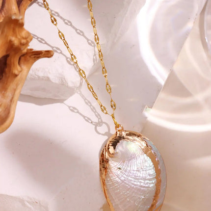 Retro Gold-Tone Shell Pendant Necklace Unique Layered DIY Fashion Jewelry for Women Perfect for Beach Vacations Gift Idea