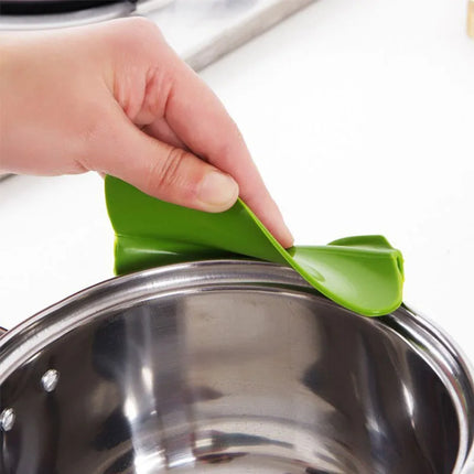 1/2PCS Kitchen Funnel,Creative Clip-on Silicone Strainer for Pots Pans And Bowls,Anti-Spill Liquid guide nozzle Kitchen Gadget