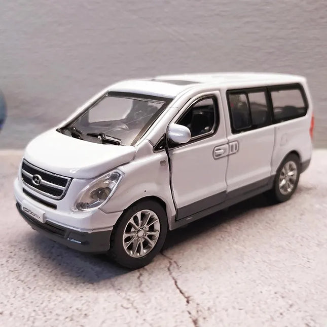 1:32 Hyundai H-1 Grand Starex MPV Alloy Car Model Diecast Metal Toy Car Model High Simulation Sound and Light Childrens Toy Gift