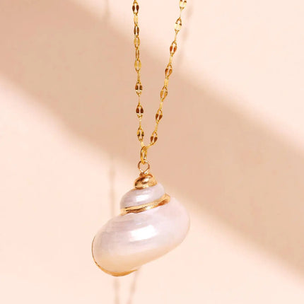 Retro Gold-Tone Shell Pendant Necklace Unique Layered DIY Fashion Jewelry for Women Perfect for Beach Vacations Gift Idea