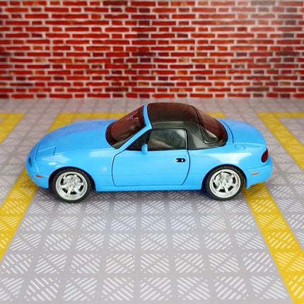1:32 Mazda MX5 Supercar Alloy Die Cast Toy Car Model Sound and Light Pull Back Toy Collectibles Birthday gift