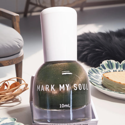 S144 Crystal Berry 10ml No-Bake Cat Eye Nail Polish. Crystal Berry color series base with berry red fragments. Quick-drying