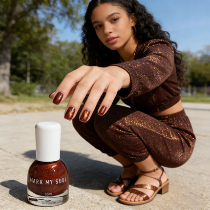 S166 Rust Berry 10ml No-Bake Cat Eye Nail Polish. Crystal Berry color series base with berry red fragments. Quick-drying