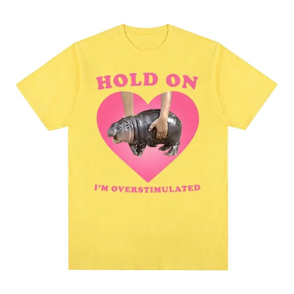 Moo Deng Hold on I'm Overstimulated Pink Heart Baby Hippo Funny Meme T Shirt Women Vintage Harajuku T-shirt Casual Clothing