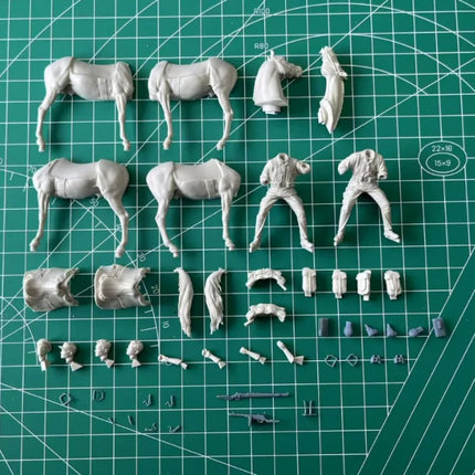 1/35 Scale Resin Figure Assembled Model Kit European Cavalry 2 Man and Horse Miniature Diorama Toy Unassembled and Unpainted