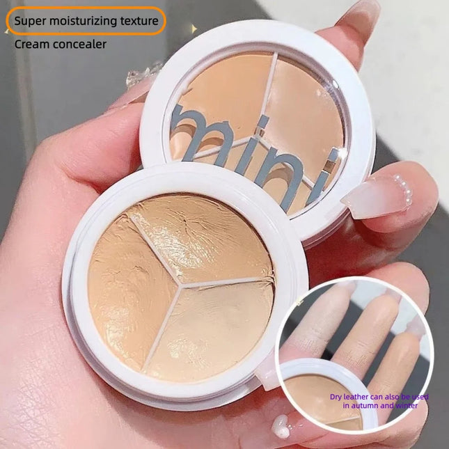Three color concealer palette professionally covers the dark circles around the eyes and face pockmarks spots invisible lines