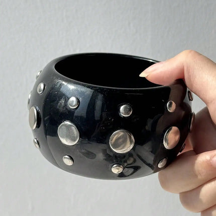 HUANZHI Black and White Irregular Resin Bracelet with Bold, Trendy Design Unique Punk-Style Silver Rivet Clasp Women's Jewelry