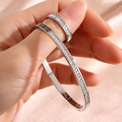 Romantic diamond flower bracelet and ring set for couples, fashionable jewelry suitable for women’s parties and banquets