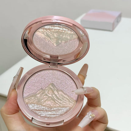 The best-selling Truth Rizhao Jinshan High Gloss Powder Three-color High Gloss Cream is a fine pearlescent facial contouring, br