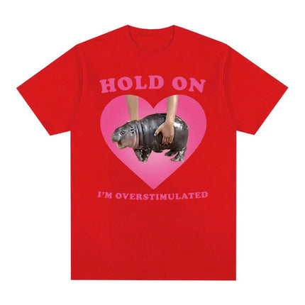 Moo Deng Hold on I'm Overstimulated Pink Heart Baby Hippo Funny Meme T Shirt Women Vintage Harajuku T-shirt Casual Clothing