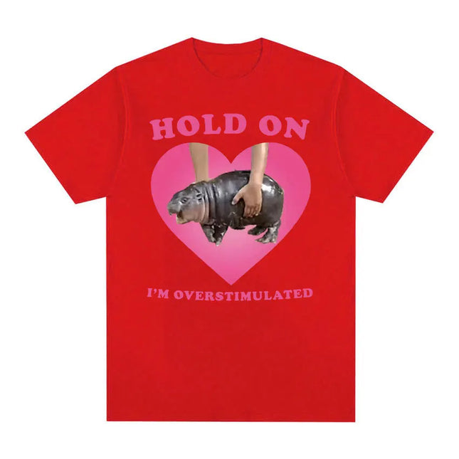 Moo Deng Hold on I'm Overstimulated Pink Heart Baby Hippo Funny Meme T Shirt Women Vintage Harajuku T-shirt Casual Clothing