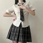 L / Outfit * Short-sleeved shirt + smoky gray JK skirt + tie