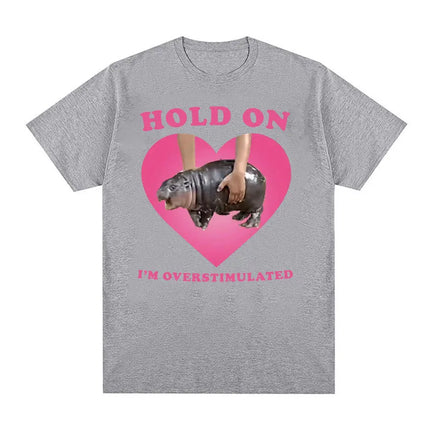 Moo Deng Hold on I'm Overstimulated Pink Heart Baby Hippo Funny Meme T Shirt Women Vintage Harajuku T-shirt Casual Clothing