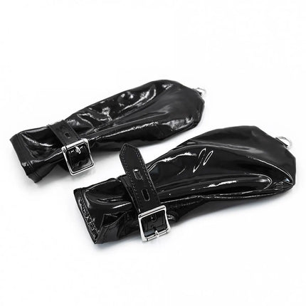 Sex toys, patent leather handcuffs, bright leather hand buckles, tied hands, toys, restrained and bound adult products.