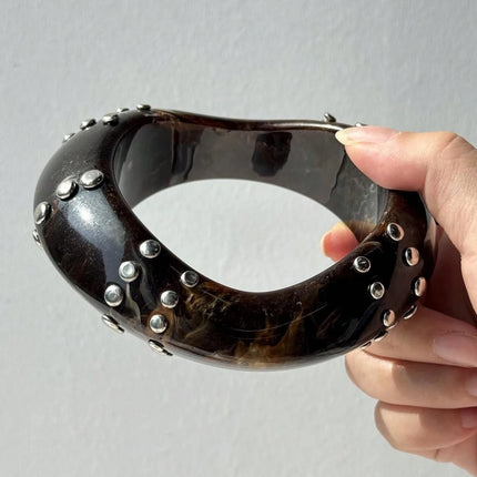 HUANZHI Black and White Irregular Resin Bracelet with Bold, Trendy Design Unique Punk-Style Silver Rivet Clasp Women's Jewelry