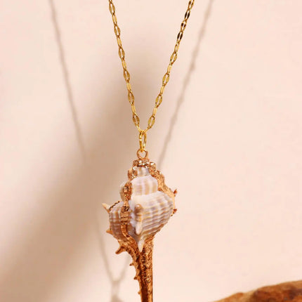 Retro Gold-Tone Shell Pendant Necklace Unique Layered DIY Fashion Jewelry for Women Perfect for Beach Vacations Gift Idea