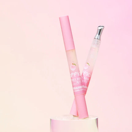 Peach Lip Oil, enriched with plant-based squalane, contains vitamin E and glycerin for long-lasting hydration and soft lips.