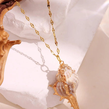 Retro Gold-Tone Shell Pendant Necklace Unique Layered DIY Fashion Jewelry for Women Perfect for Beach Vacations Gift Idea